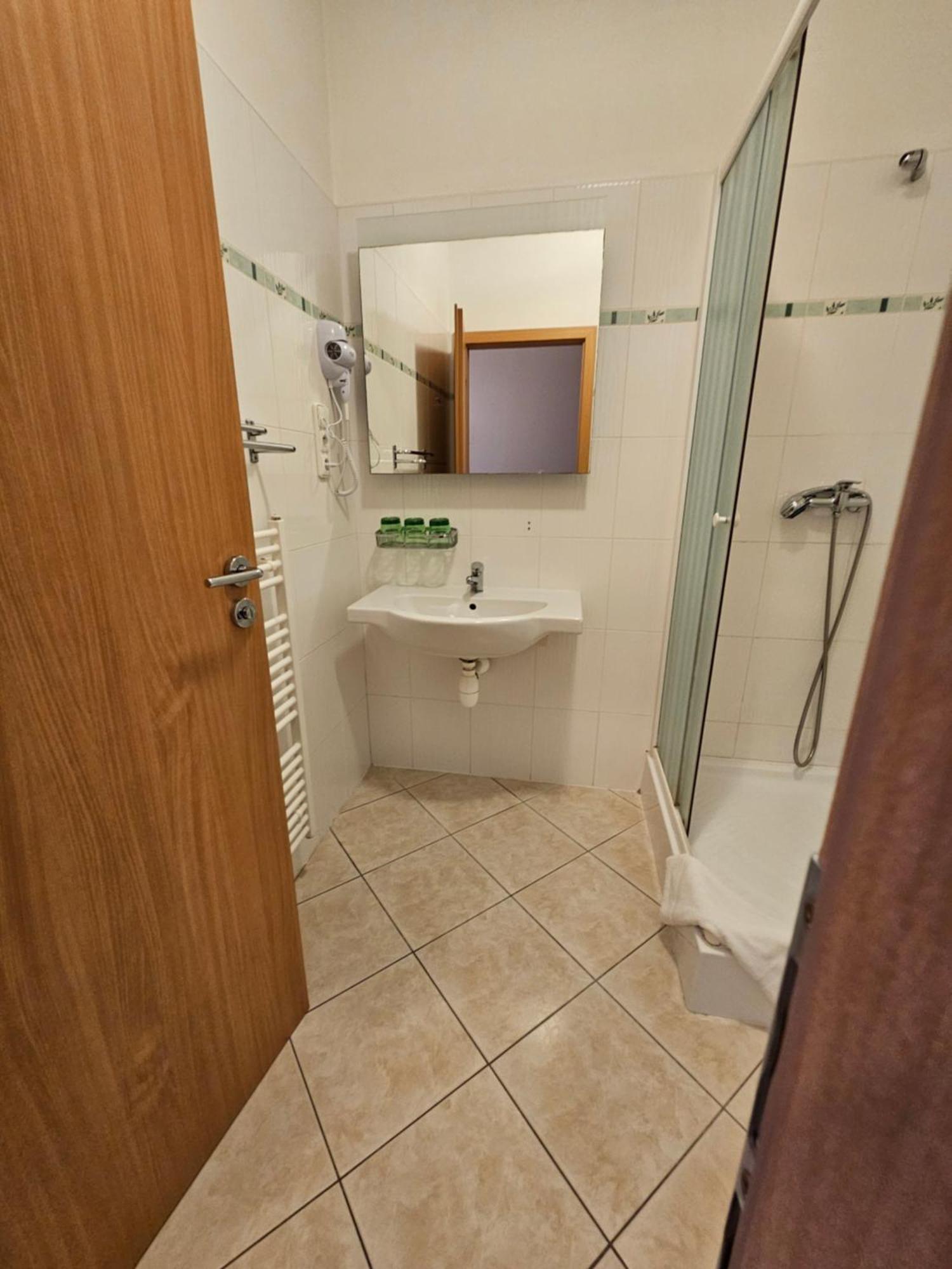 זנוימו Hotel U Divadla מראה חיצוני תמונה