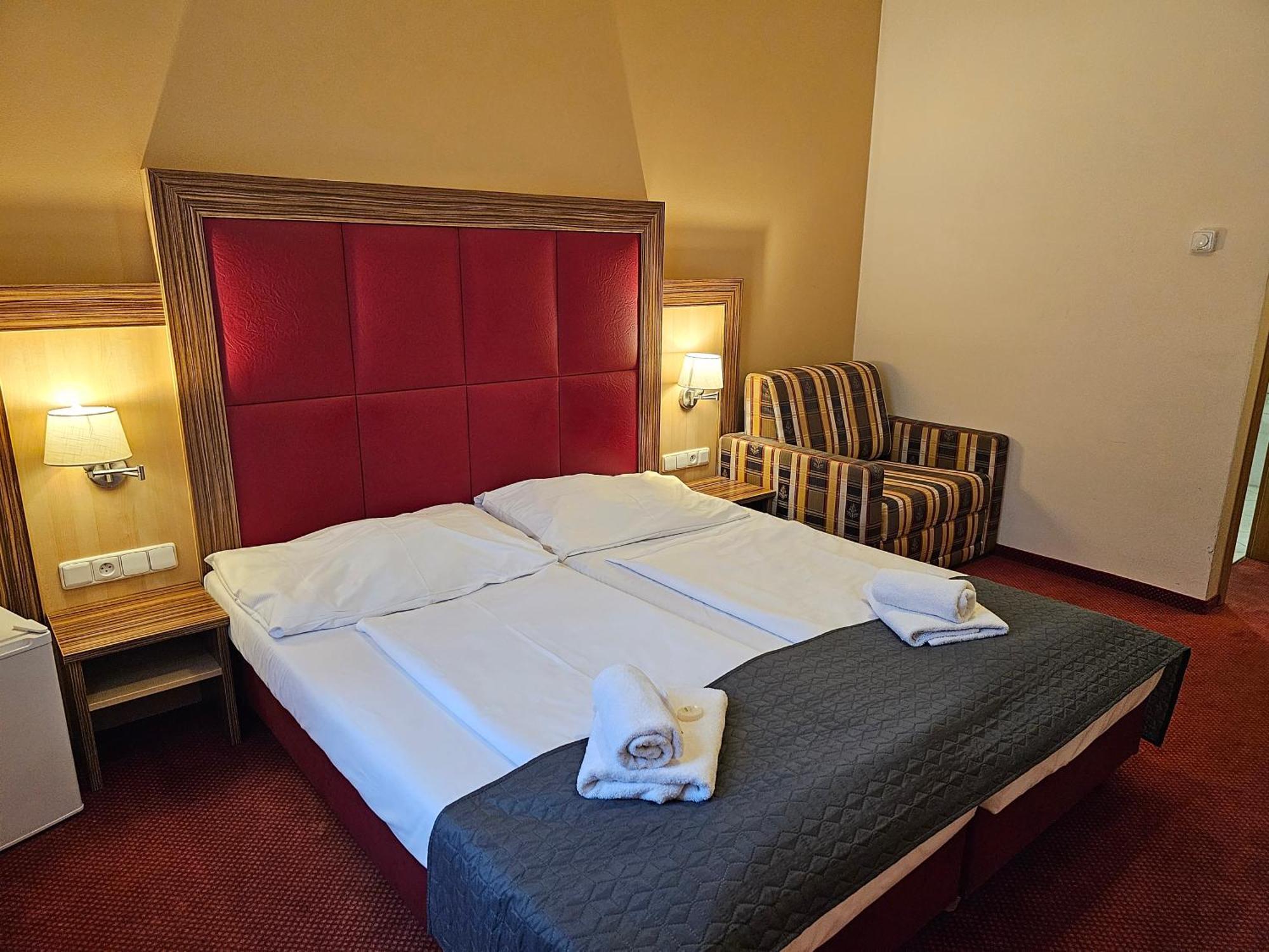 זנוימו Hotel U Divadla מראה חיצוני תמונה