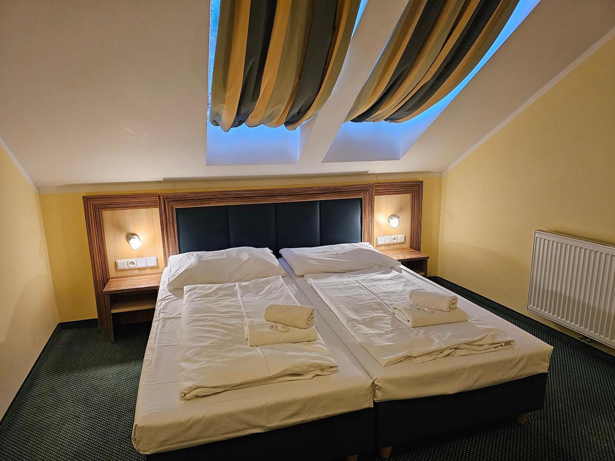 זנוימו Hotel U Divadla מראה חיצוני תמונה