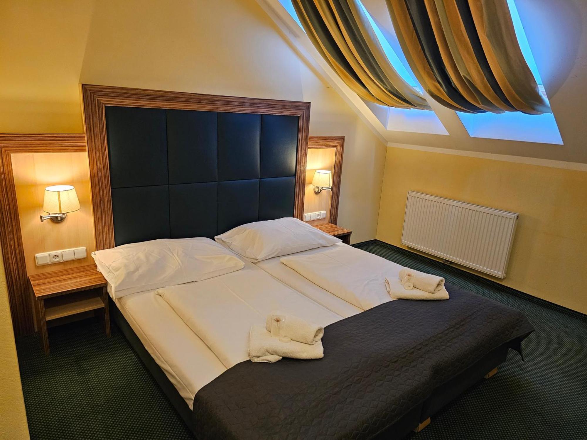 זנוימו Hotel U Divadla מראה חיצוני תמונה
