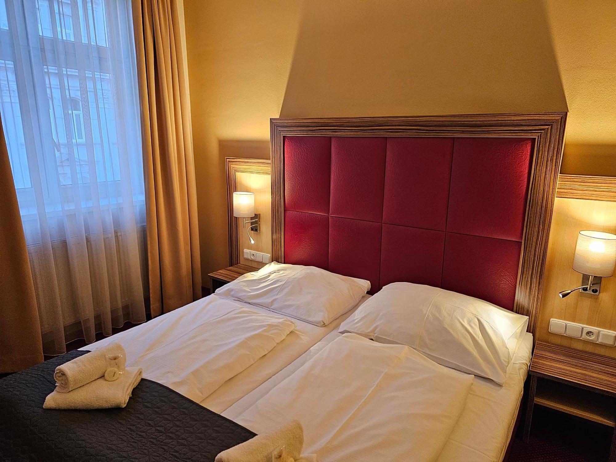 זנוימו Hotel U Divadla מראה חיצוני תמונה