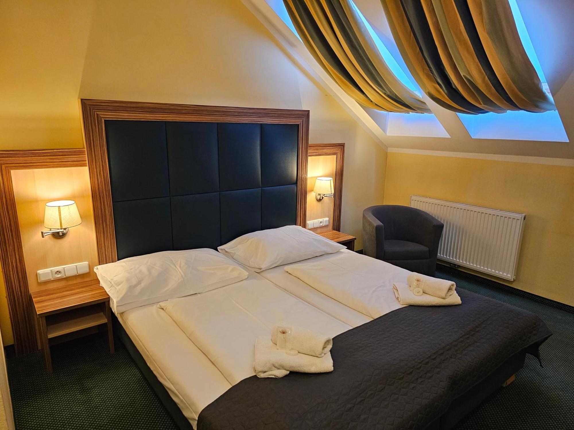 זנוימו Hotel U Divadla מראה חיצוני תמונה