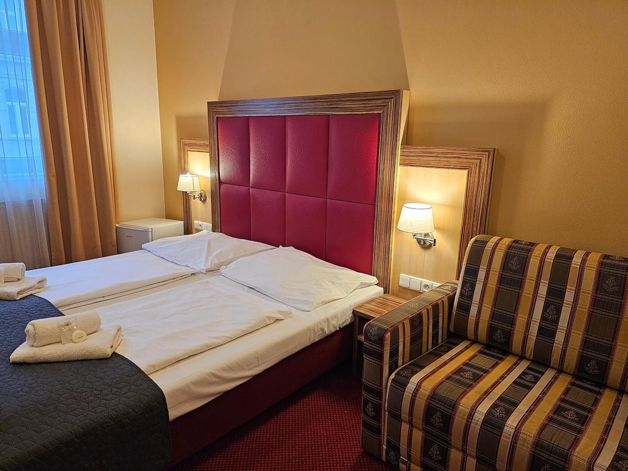 זנוימו Hotel U Divadla מראה חיצוני תמונה