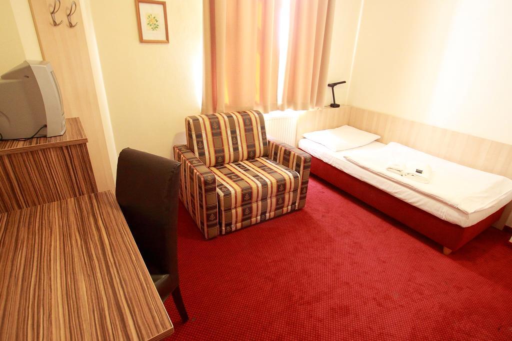 זנוימו Hotel U Divadla מראה חיצוני תמונה