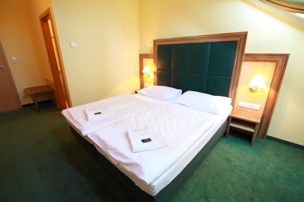 זנוימו Hotel U Divadla מראה חיצוני תמונה