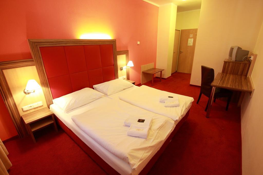 זנוימו Hotel U Divadla מראה חיצוני תמונה